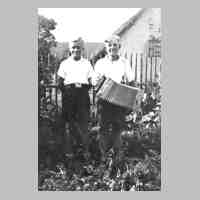 071-0047 Links im Bild Helmut Assmann mit Freund im Jahre ca.1940.jpg